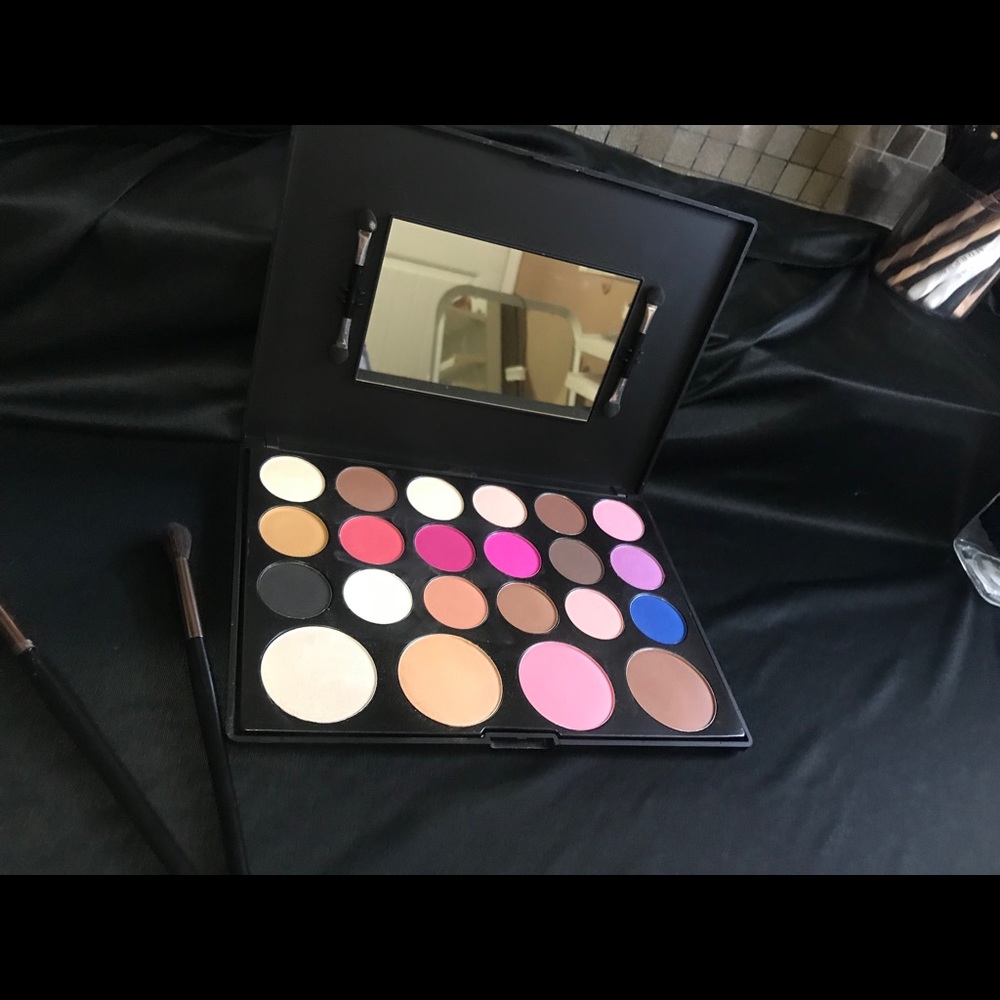Beauty Creations eyeshadow pallete